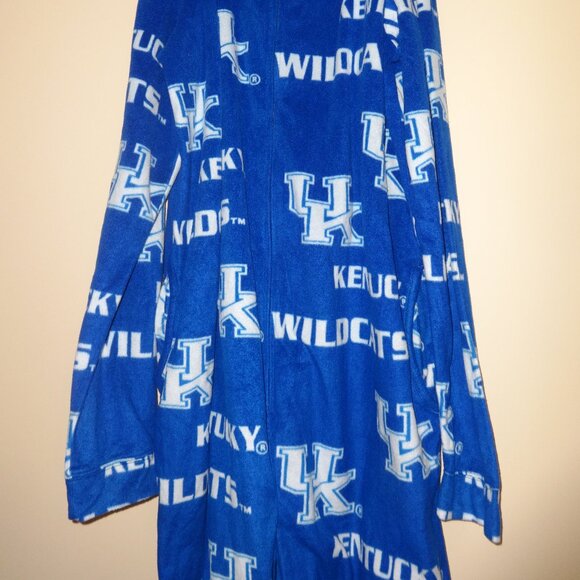 UNIVERSITY OF KENTUCKY FOOTED ONESIE SLEEPER PAJAMAS ADULT SIZE MEDIUM NWOT - Picture 1 of 3